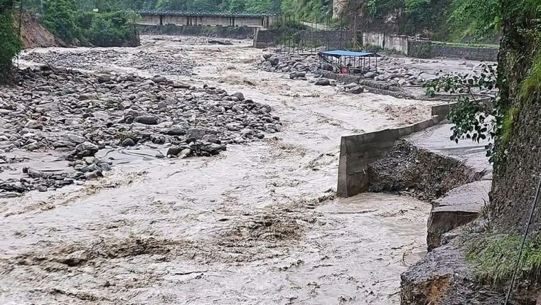 बाढीले पुल बगाएपछि सडक अवरुद्ध