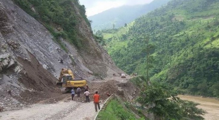 पहिरोका कारण बेँसीसहर–चामे सडक अवरुद्ध