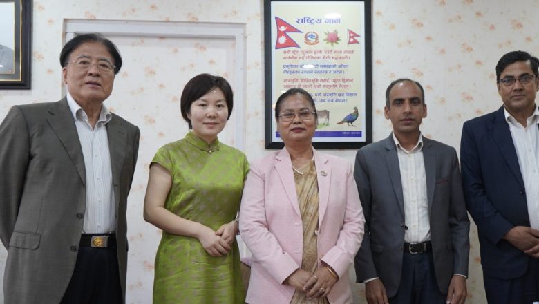 महिला मन्त्री चौधरी र पूर्व राजदूत लिउ युहेबिच भेट