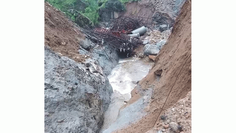 निर्माणाधीन पुल बाढीले बगायो