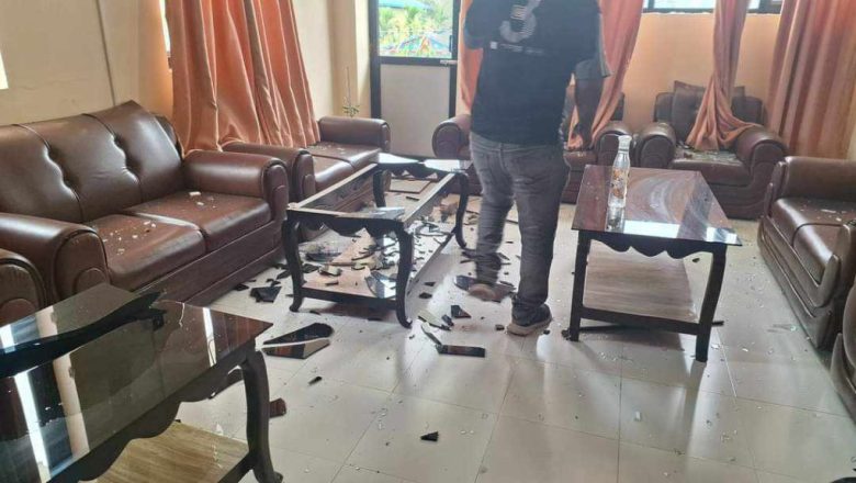 कावासोती नगरपालिकामा तोडफोड