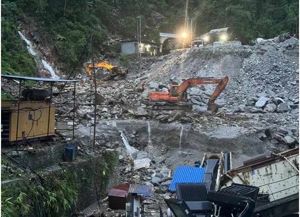 पहिरोले पुरिएर अरुण तेस्रो जलविद्युतका एक मजदुरको मृत्यु