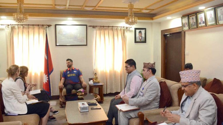 नेपाली खेलाडीको मनोबल उच्च राख्ने गृहमन्त्री : जर्सी लगाएरै कार्यकक्षमा भेटवार्ता