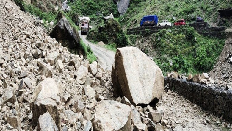 पहिरोका कारण कान्ति लोकपथ अवरुद्ध