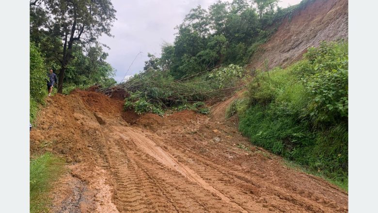 पहिरोले गोरखा–आँबुखैरेनी सडक अवरुद्ध