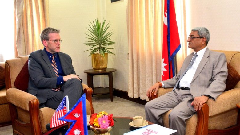 गृहमन्त्री लेखक र अमेरिकी राजदूतबीच भेटवार्ता