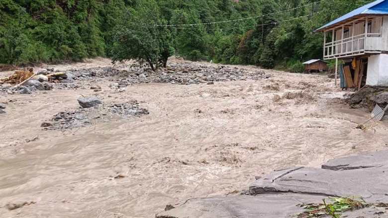 दोलखामा बाढीले  तीन घर बगे, एक जना बेपत्ता