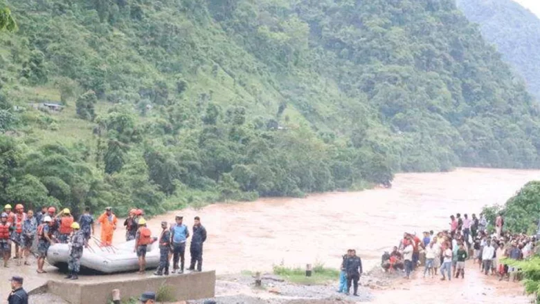 ‘पहिरोले बगाएको बसमा थिए सात भारतीय नागरिक