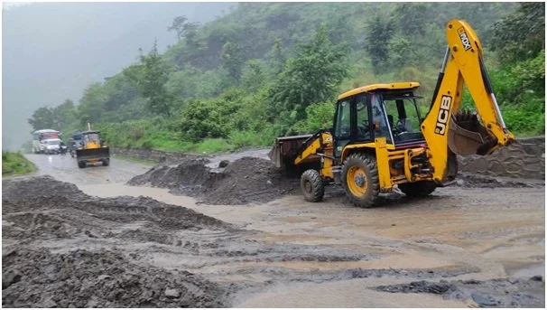 पहिरोले अरनिको राजमार्ग अवरुद्ध
