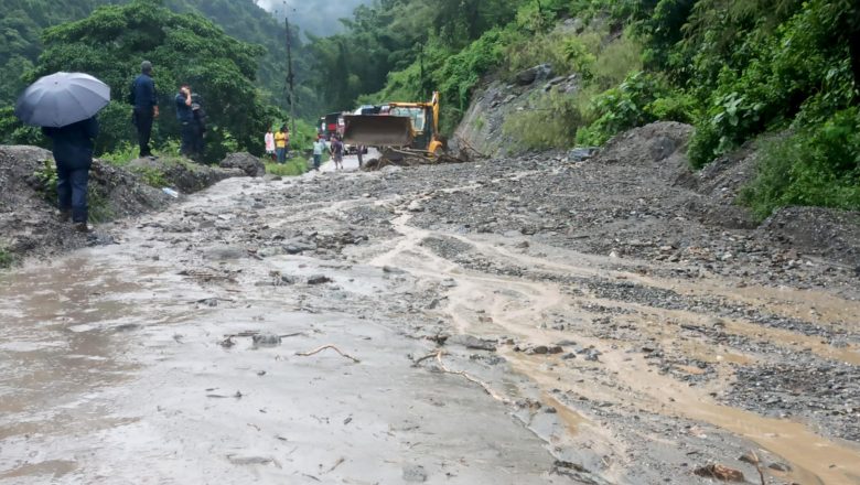 पृथ्वीराजमार्गको फिस्लिङमा लेदोसहितको पहिरो