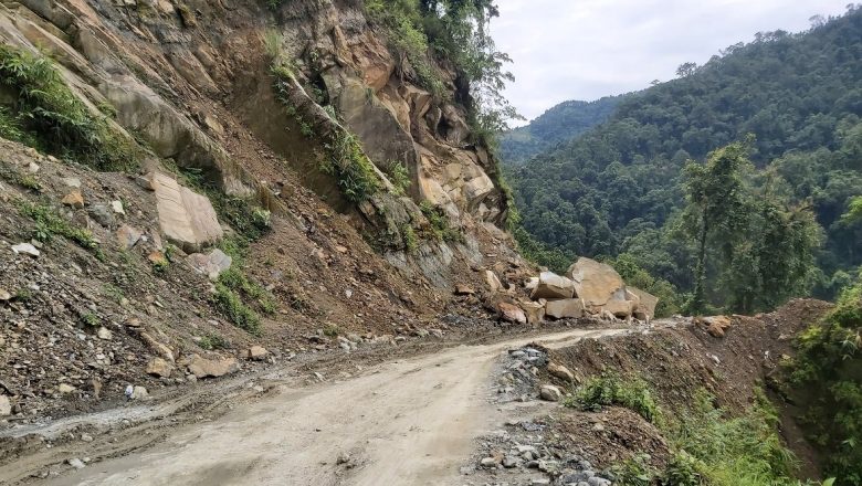 बाढीपहिरोले मध्यपहाडी राजमार्गको ४० किलोमिटर क्षतिग्रस्त