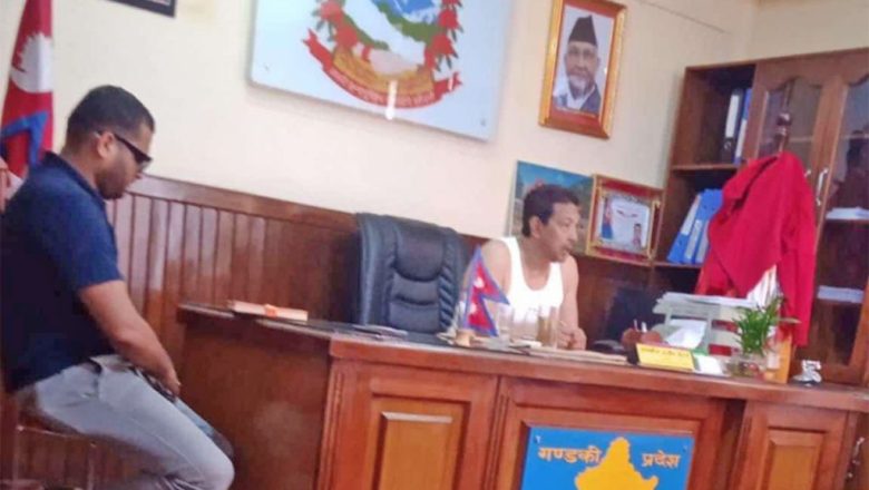 मन्त्री मनाङे मन्त्रालयमा गञ्जीमै देखिएपछि सर्वत्र आलोचना