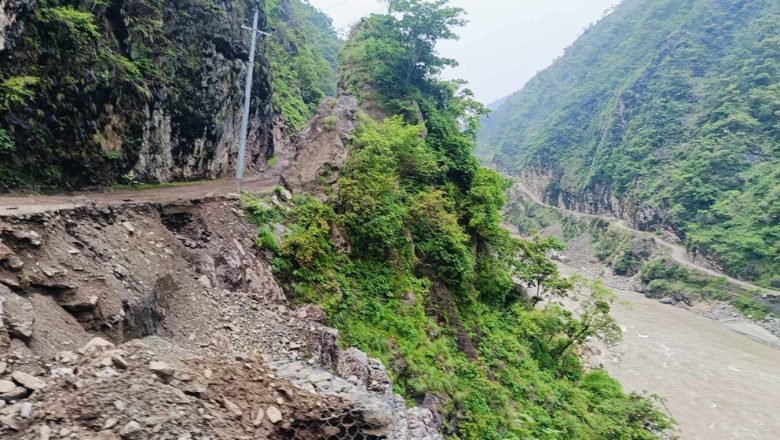 पहिरोले कर्णाली राजमार्ग अवरुद्ध