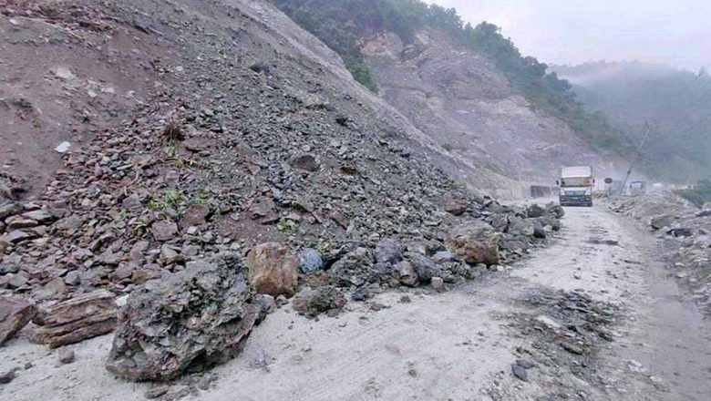 नारायणगढ(मुग्लिन सडकमा गुडिरहेको माइक्रोमा ढुंगा खस्यो