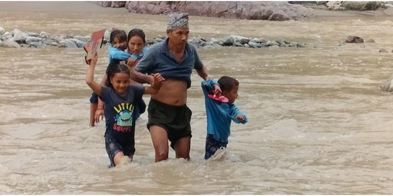 जोखिम मोलेर विद्यालय जान्छन् चुरेका बालबालिका