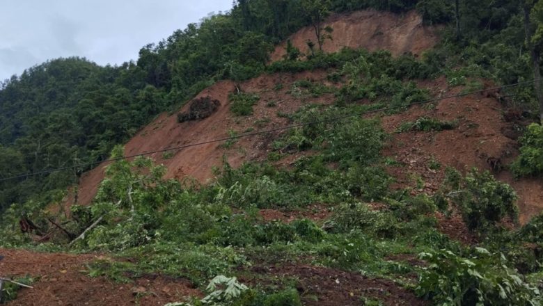 तनहुँको घाँसीकुवामा गएको पहिरोका कारण पृथ्वी राजमार्ग अवरुद्ध