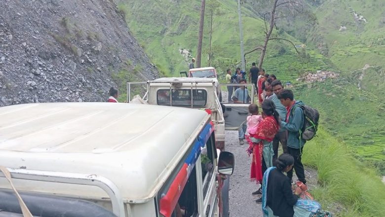 पहिरोले गमगढी–तारापानी–सोरुकोट सडक अवरुद्ध