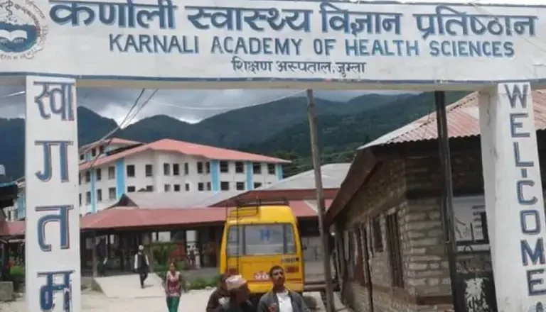 कर्णाली स्वास्थ्य प्रतिष्ठानको दीक्षान्त हुँदै