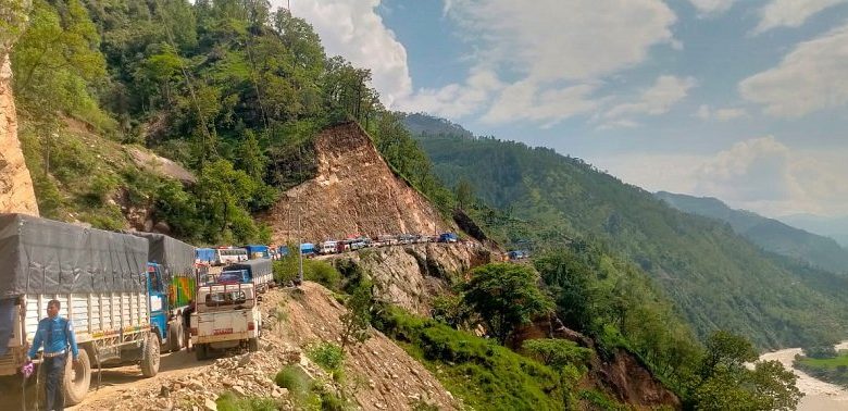पहिरो हटाएसँगै कर्णाली राजमार्ग खुल्यो