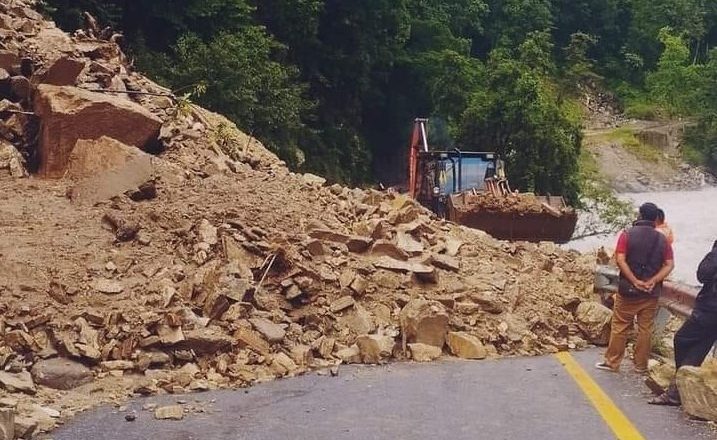 पहिरोले बेँसीसहर–चामे सडक अवरुद्ध