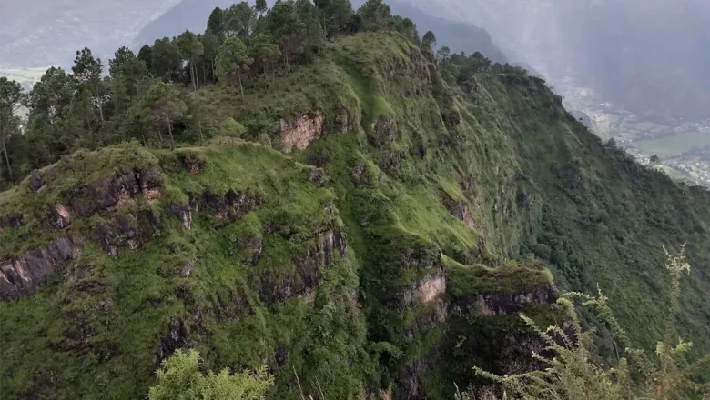 ‘गाउँको शिरमा भिर छ,खस्ला भन्ने पिर छ’