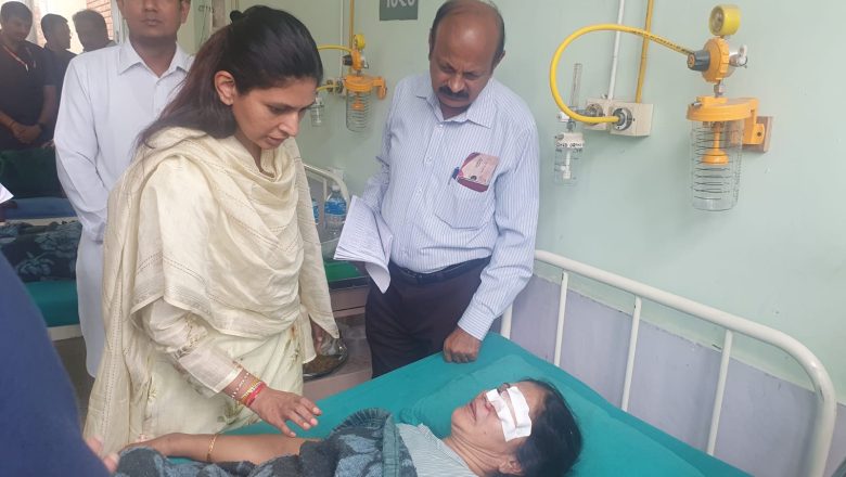बस दुर्घटनाका घाइतेको अवस्था बुझ्न गृह मन्त्री लेखक र भारतकी राज्यमन्त्री खडसे टिचिङ अस्पतालमा