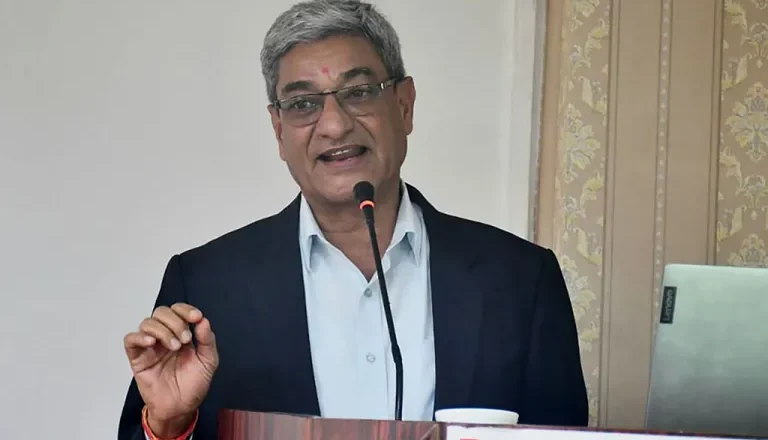 वर्तमान सरकार मुलुकमा विधिको शासन कायम गर्न प्रतिबद्ध छ : गृहमन्त्री लेखक