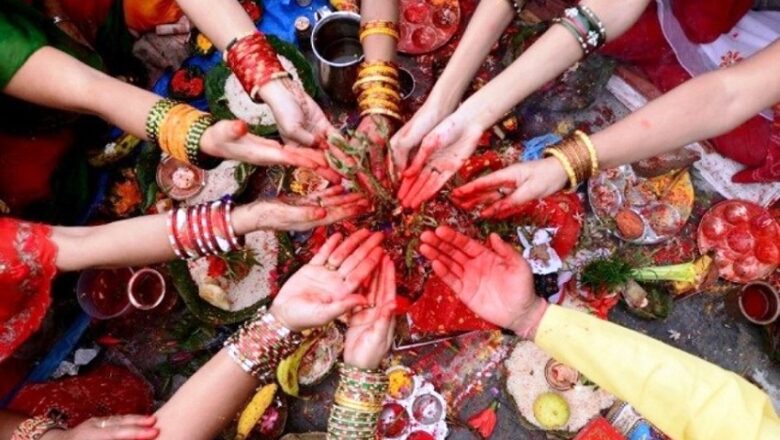 ऋषिपञ्चमीका अवसरमा राजधानीका नदी किनारमा स्नान गर्ने महिलाको भीड
