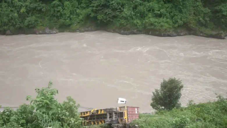त्रिशूली नदीमा ट्रक खस्यो