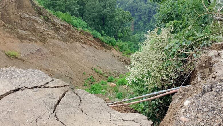 दाउन्नेमा सडक भासियो,राजमार्ग अवरुद्ध