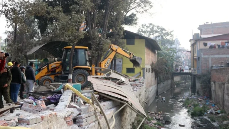 विष्णुमति करिडोरको टहरामा राखिएका ८२ पसल हटाइयो