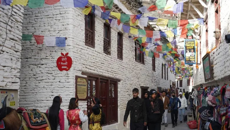 मार्फामा बढ्दै पर्यटक