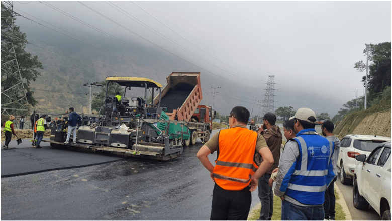 मुग्लिन–पोखरा सडकः पूर्वी खण्डमा धमाधम कालोपत्र गरिँदै
