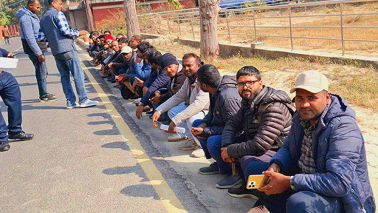 मुख्यमन्त्री कार्यालयमा कर्मचारीको धर्ना
