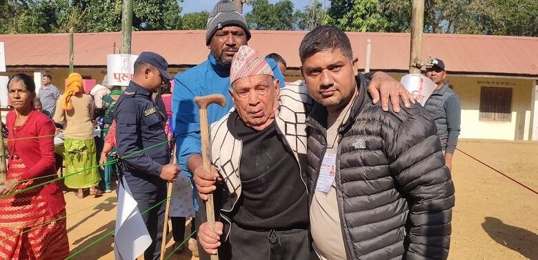 हेटौँडाका एक सय दुई वर्षीय लामिछानेद्वारा मतदान