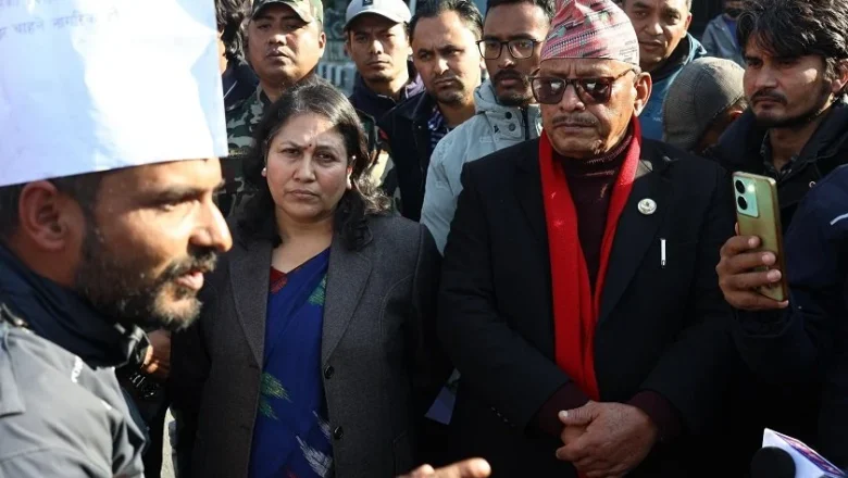 चापागाईंलाई भेट्न माइतीघर पुगिन् शिक्षामन्त्री