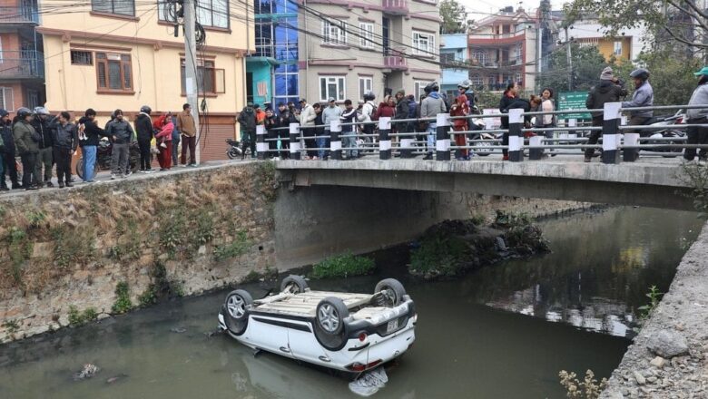धोविखोलामा कार खस्यो