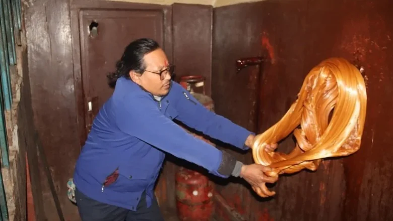 माघेसङ्क्रान्तिका लागि टोखामा चाकु बनाउन भ्याइनभ्याइ