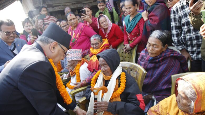 प्रचण्डद्वारा ज्येष्ठ नागरिकको सम्मान