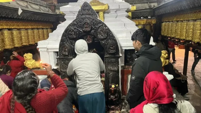 स्वयम्भूमा मञ्जुश्रीको दर्शन तथा सरस्वतीको पूजा गर्ने भक्तजनको घुइँचो