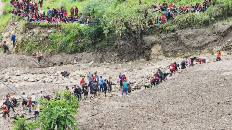 गोरखामा पहिरोमा परेर ज्यान गुमाएकाको परिवारलाई राहत रकम प्रदान