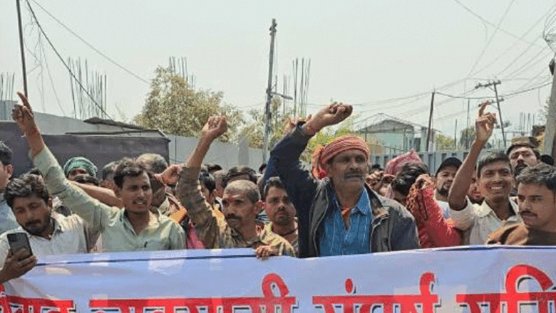 महानगरले जफत गरेको सामान फिर्ताको माग गर्दै डिपोमा कवाड व्यवसायीले दिए धर्ना