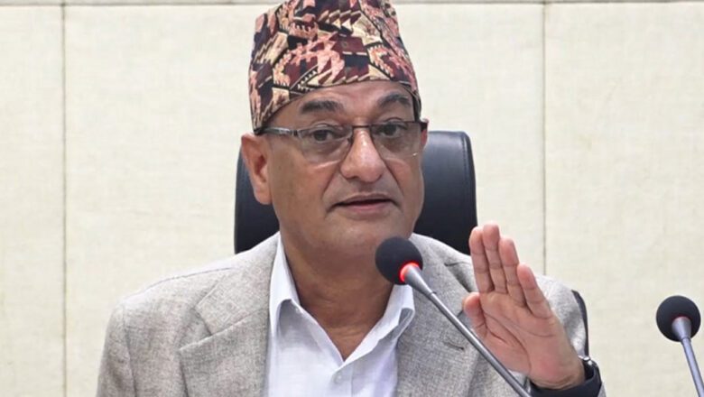 तीनकुने क्षेत्रमा अनुगमन गर्दै गृहमन्त्री लेखक