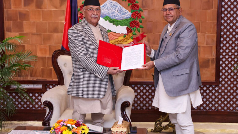 प्रधानमन्त्रीसमक्ष अन्तर-व्यवस्थापिका मञ्चको घोषणापत्र हस्तान्तरण