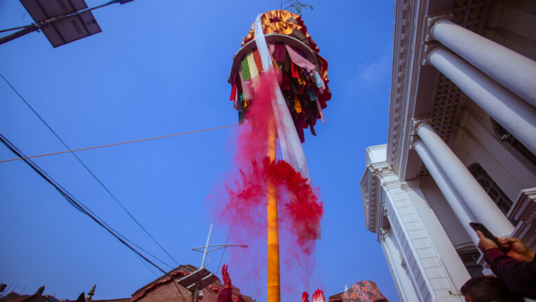 वसन्तपुरमा ठड्याइयो होलीको चीर