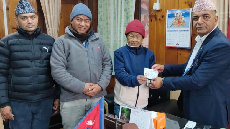 बोल्न नसक्ने वृद्धालाई नागरिकता प्रदान