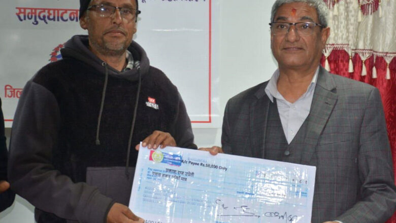 डडेल्धुरा पुगेर गृहमन्त्री लेखकले सुरु गरे भूकम्प पीडितलाई लाभग्राही अनुदान हस्तान्तरण