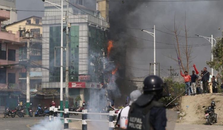 तीनकुनेमा प्रहरी र प्रदर्शनकारीबिच झडप : घरमा आगजनी