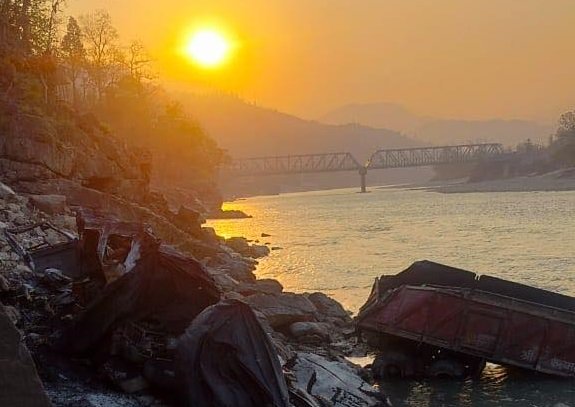 त्रिशूलीमा ट्रक खस्यो