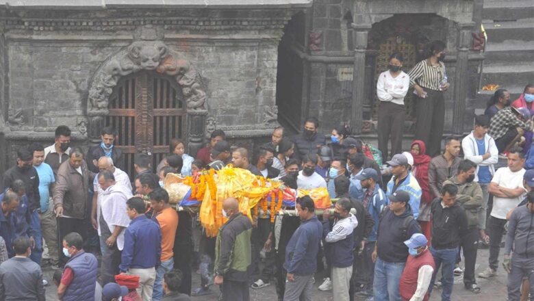 तीनकुने प्रदर्शनमा ज्यान गुमाएका सविनको पशुपतिमा दाहसंस्कार